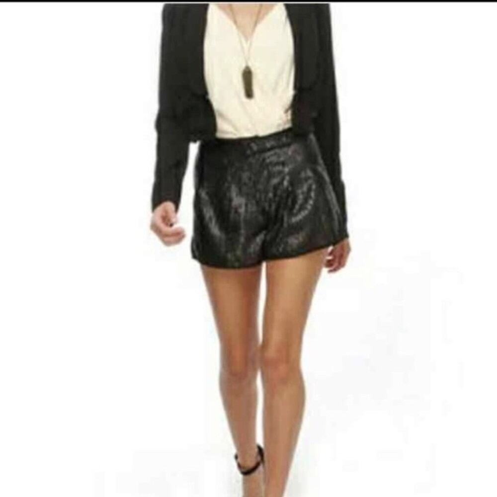 Express Design Studio Black Sequins Shorts Sz 10 Pockets 4" Inseam Unique New